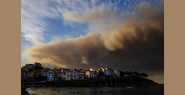 French wildfire eclipses size of Paris and keeps growing