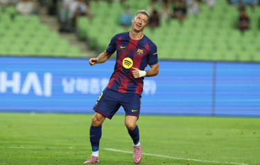 Lewandowski a doubt for Barca's season opener after thigh issue