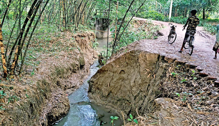 A rural road in Durgapur Union under the Kaliganj area of Jhenaidah collapses into a canal, cutting off access for residents of Kamalapur, Kadirkol, Singdah, Chachra, and nearby villages. Locals are urging the administration to take immediate action to restore the road. The photo was taken on Saturday.  –  SHEIKH RUHUL AMIN