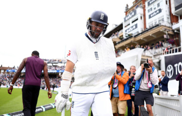 Woakes weighs risky rehab to make Ashes return