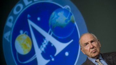 Apollo 13 moon mission commander dies