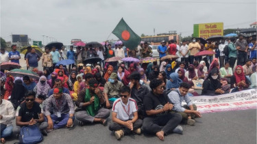 Rabindra University students block Sirajganj highway over campus delay
