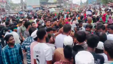 Students block Dhaka-Barishal highway again protesting ‘irregularities’ in health sector