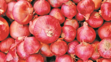 Onion prices soar by Tk25-30 in Khulna per kg; consumers concerned