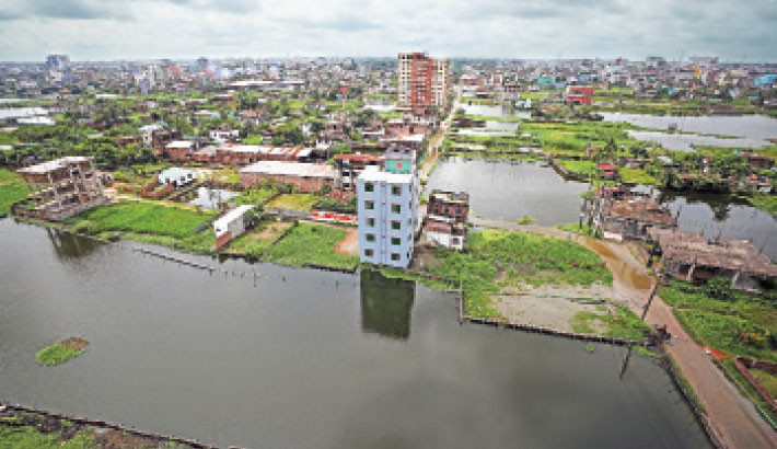 Adarsha Nagar in Narayanganj’s Fatullah remains inundated due to heavy rainfall over the past few days, causing immense suffering for local residents. The photo was taken on Sunday. -Kamrul Islam Ratan