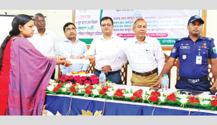 Chapainawabganj Zila Parishad Chief Executive Officer Afaz Uddin distributes loan cheques among 5 young men and women, marking the National and International Youth Day on Wednesday. Deputy Director of Local Government Office Ujjal Kumar Ghosh, Additional Superintendent (Crime and Ops) Ekramul Haque, Adc (Revenue) Iktekharul Islam, and Deputy Director of the Department of Youth Development Abdul Mannan were also present at the event. – Daily Sun Photo