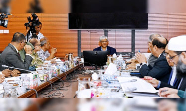 Govt to procure 2 cargos of LNG, 2 bulk carriers