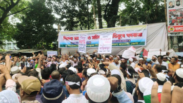 Teachers block traffic outside Press Club demanding MPO inclusion