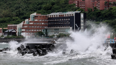 Typhoon Podul hits Taiwan