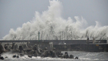 Typhoon Podul pummels Taiwan, heads towards China