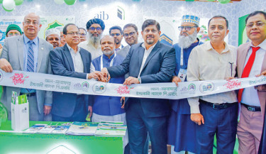 Rafat Ullah Khan, managing director of Al-Arafah Islami Bank, inaugurates a stall of the bank at the 3-day Hajj and Umrah Fair 2025 organised by the Hajj Agencies Association of Bangladesh (HAAB) in the capital on Thursday. -Photo: Courtesy