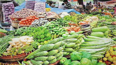 Vegetable prices soar in Dhaka's kitchen markets; no item below Tk80