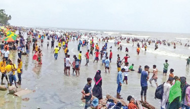 Kuakata abuzz with tourists on weekly holiday