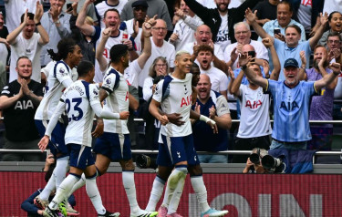 Richarlison stars as Spurs boss Frank seals first win