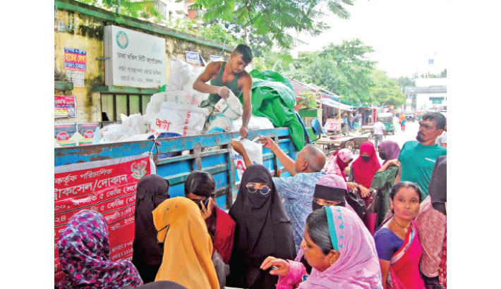 People gather at an Open Market Sale (OMS) truck near Azimpur Chapra Mosque to buy rice and flour. The photo was taken on Sunday.  FOCUS BANGLA