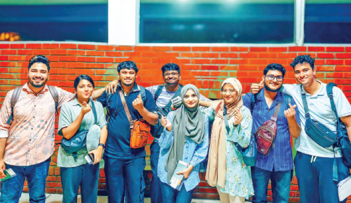 Eight Bangladeshi youth embark on Huawei Tech Tour