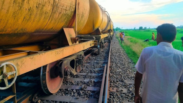 Five oil tanker coaches derail in Chapainawabganj