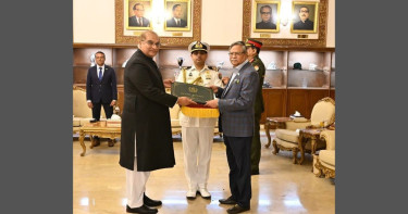 Pakistan High Commissioner presents credentials to President