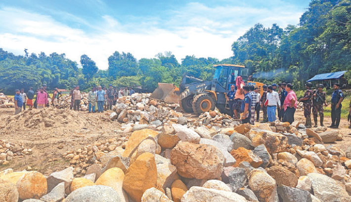 The local administration reinstalls stones that were looted from Sylhet’s River Rangpani, a popular tourist spot in Jaintapur upazila, on Wednesday, although experts say restoring the disrupted environmental balance remains unlikely. The broken pieces of stones were seized during a number of drives for the past two days. 


 Bappa Moitra