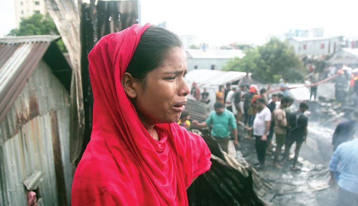 Fire erupts at Shattala slum in Mohakhali