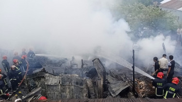 Fire at Mohakhali’s Saat Tola slum brought under control