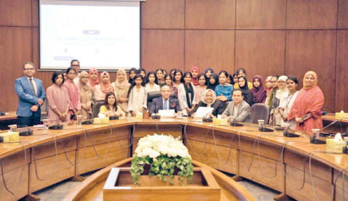30 girls visit SC at invitation of CJ