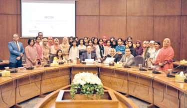 30 girls visit SC at invitation of CJ