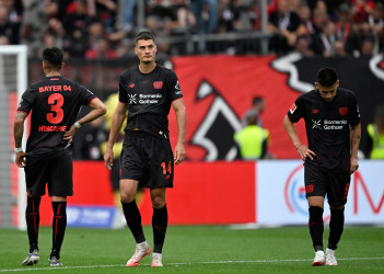 Leverkusen stumble in Ten Hag Bundesliga debut