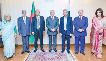 A BNP delegation led by Secretary General Mirza Fakhrul Islam Alamgir meets Pakistan’s Deputy Prime Minister and Foreign Minister Mohammad Ishaq Dar at the Pakistan High Commission in 
Dhaka on Saturday. -BNP PHOTO