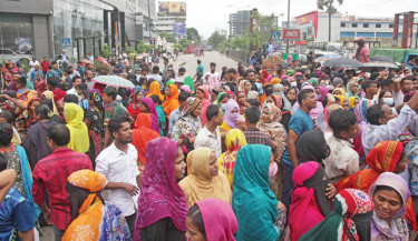 Garment workers block roads at the Nabisco and Tibet intersections in Tejgaon on Saturday, protesting the sudden closure of a factory without prior notice and unpaid wages. 	PHOTO: NAZMUL ISLAM