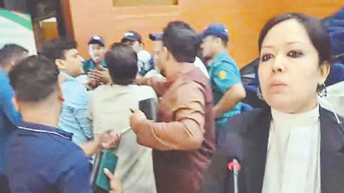 Rival groups locked in scuffle in front of CEC
