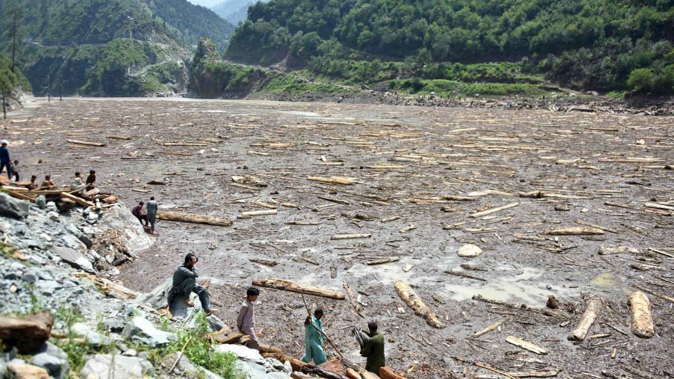 Mountain mudslide in Pakistan creates 7-km lake