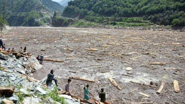 Mountain mudslide in Pakistan creates 7-km lake