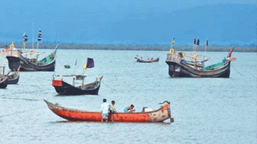 Trawler chased by Arakan Army sinks in River Naf, 7 fishermen rescued