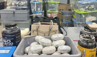 Foreigner detained with cocaine worth Tk130 crore at Dhaka airport