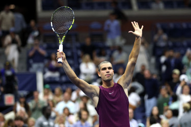 A cut above: new-look Alcaraz eases into round two