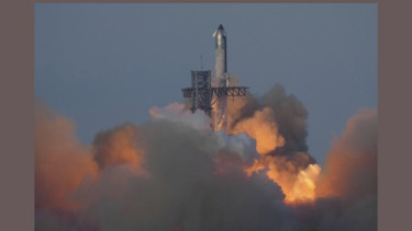 Latest launch of SpaceX's Starship deploys 8 dummy satellites, then splashes down into Indian Ocean
