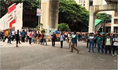 Agri univ students block Agargaon intersection