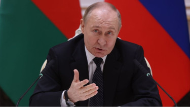 Putin 'sabotaging hopes of peace', UK PM says
