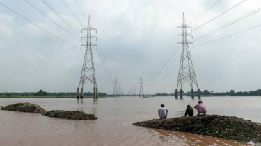 Two Pakistan towns face flood risk if river barrage crumbles, officials say