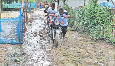 The unpaved 250 metres stretch of the Royair-Tausara road in Khetlal upazila of Joypurhat district has become a source of immense suffering for locals. The problem worsens during the monsoon when the section becomes muddy and nearly impassable, forcing people to take an alternative route, resulting in a detour of about seven kilometres to reach their destinations. The photo was taken on Friday. - Saud Abdullah