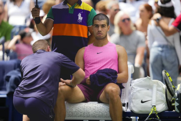 Alcaraz’s knee problem doesn’t slow him down in a win