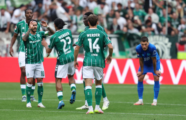 Ten Hag's Leverkusen collapse to draw at 10-man Bremen