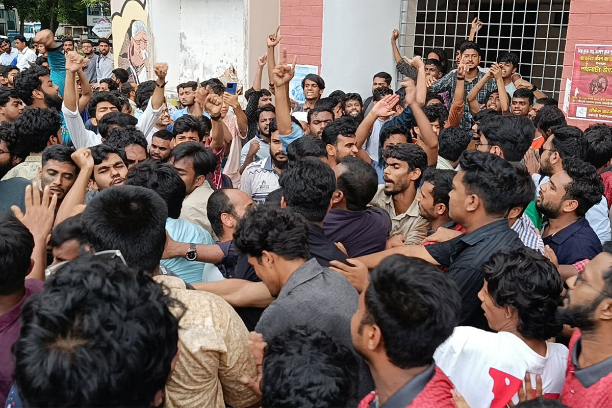 4 injured as students foil JCD siege at RU treasurer's office
