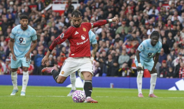 Man United grabs stoppage-time winner with Fernandes penalty