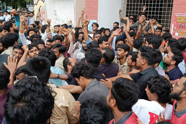 4 injured as students foil JCD siege at RU treasurer's office