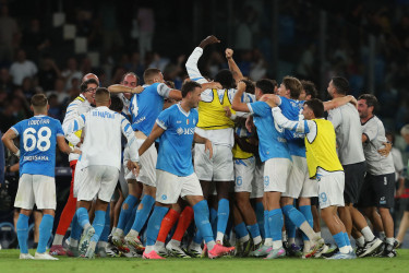 Last-gasp Anguissa fires Napoli past Cagliari, Roma keep pace