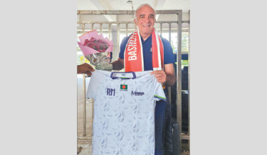 Kings’ coach Gomez arrives, players head to national duty