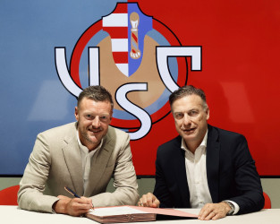 Jamie Vardy signs with Cremonese after 13 seasons at Leicester