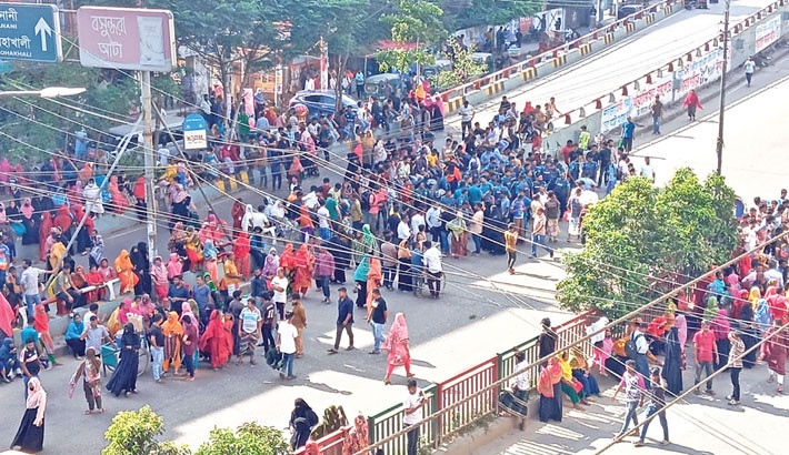RMG workers block road for arrears, commuters suffer